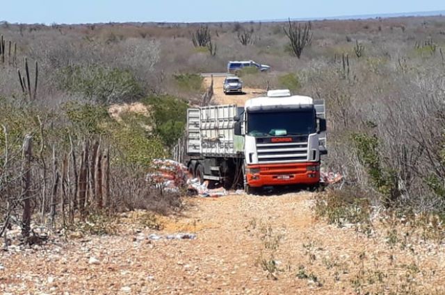 Bendegó: PM recupera carreta e carga roubada que transitaram por Jeremoabo